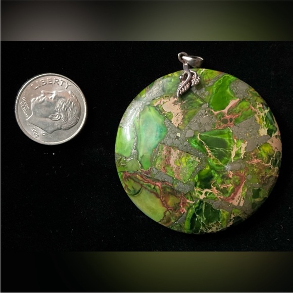🌴 Green Stone Pendant - Picture 6 of 6